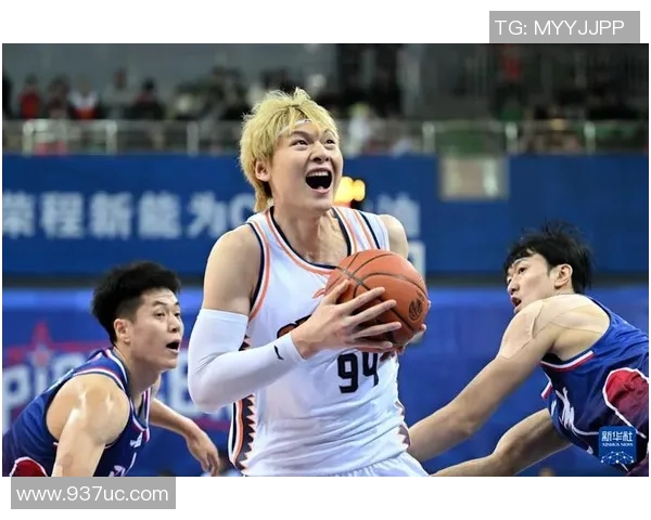 王哲林领衔中国篮球新篇章展现拼搏精神与团队协作的力量