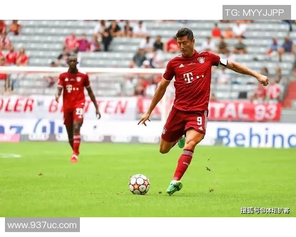 莱万领衔新一届足球盛宴展现超凡实力与团队合作精神