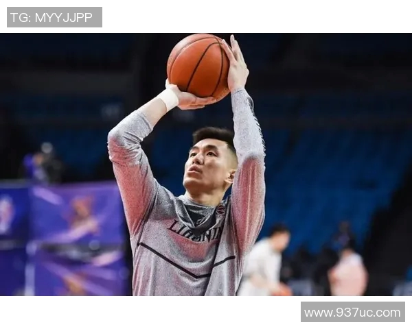 郭艾伦与球迷身高差异引发热议谁才是真正的篮球巨人 郭艾伦与球迷身高差异引发热议谁才是真正的篮球巨人